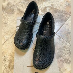 NIB B.O.C. Peggy Leather Clogs Women’s Size 8 Black Slip On Comfort Shoes